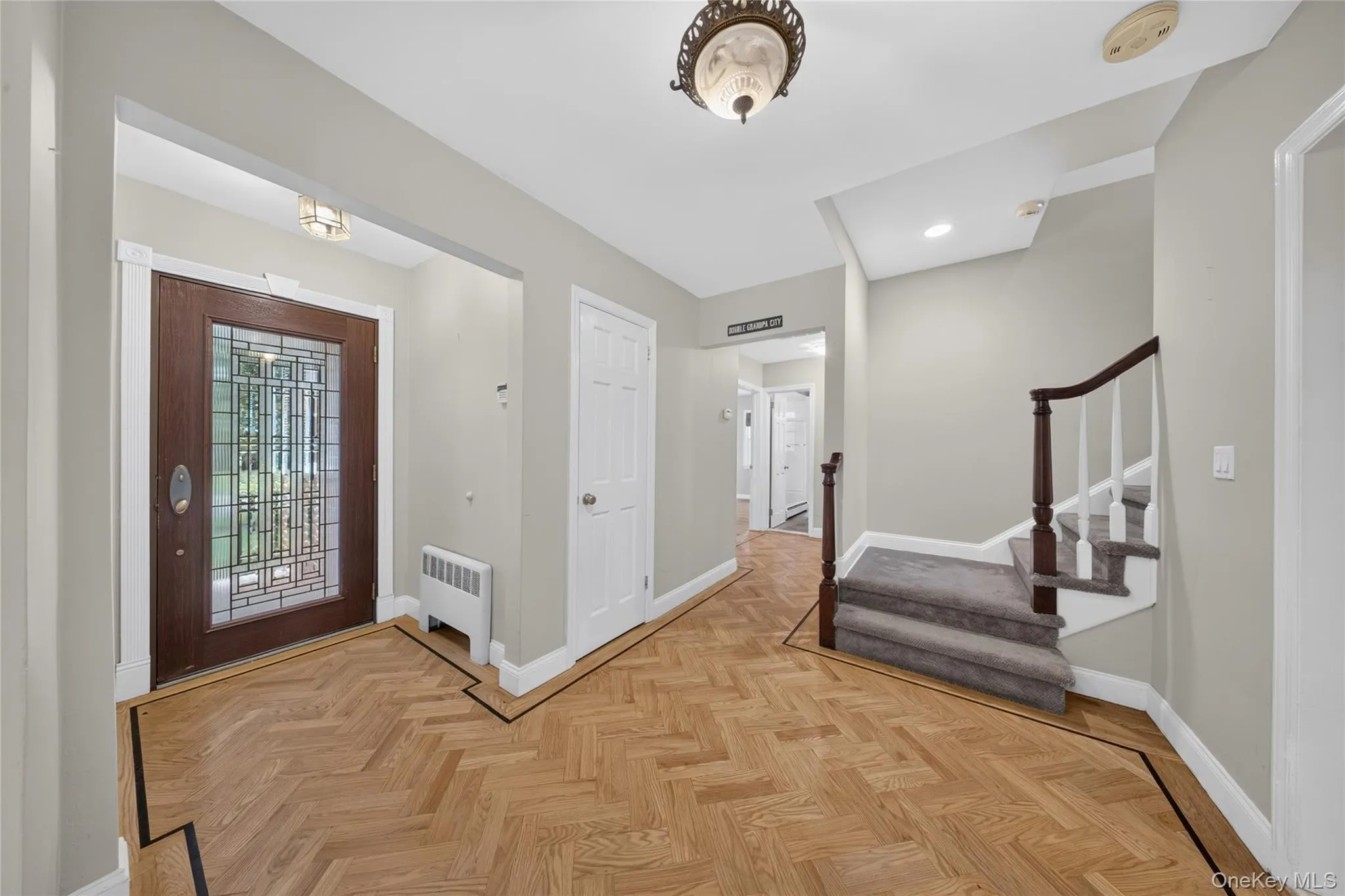 Herringbone wood-finish flooring with a dark border Herringbone wood-finish flooring with a dark border