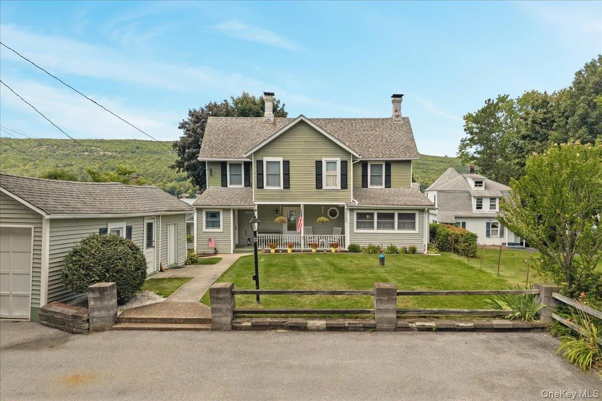 Plenty of parking, garage space and front yard. Plenty of parking, garage space and front yard.