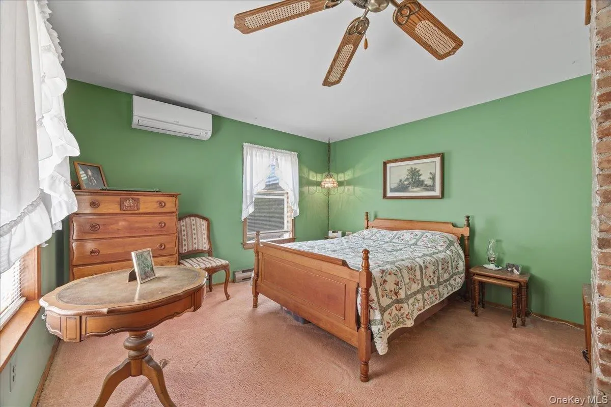 Guest bedroom. Guest bedroom.