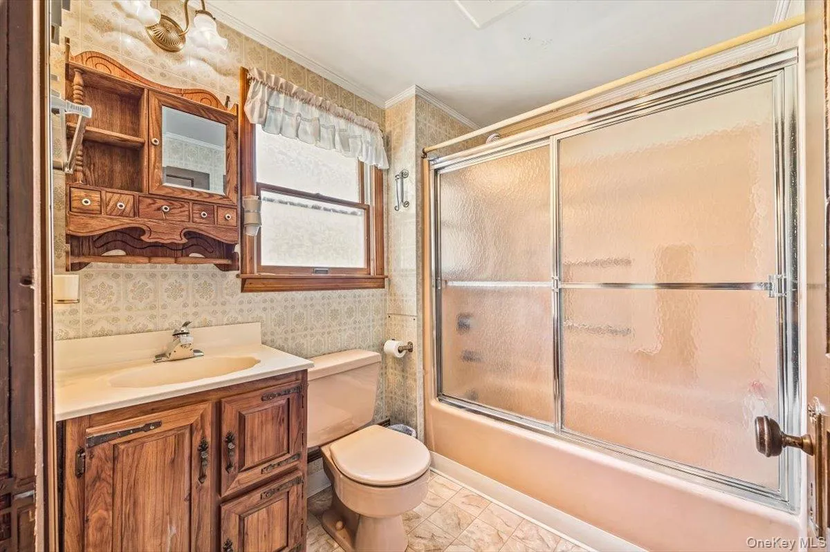 Second level full guest bathroom. Second level full guest bathroom.
