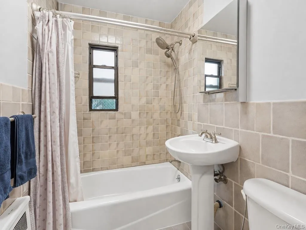 196-29 69th Ave, New York, NY, 1 Bedroom Bedrooms, 4 Rooms Rooms,1 BathroomBathrooms,Residential,For Rent,69th Ave,0,1032164 196-29 69th Ave, New York, NY, 1 Bedroom Bedrooms, 4 Rooms Rooms,1 BathroomBathrooms,Residential,For Rent,69th Ave,0,1032164