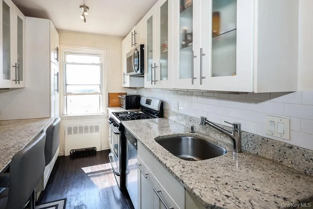 71-11 252 Street, New York, NY, 1 Bedroom Bedrooms, 4 Rooms Rooms,1 BathroomBathrooms,Residential,For Rent,252,0,1032166 71-11 252 Street, New York, NY, 1 Bedroom Bedrooms, 4 Rooms Rooms,1 BathroomBathrooms,Residential,For Rent,252,0,1032166