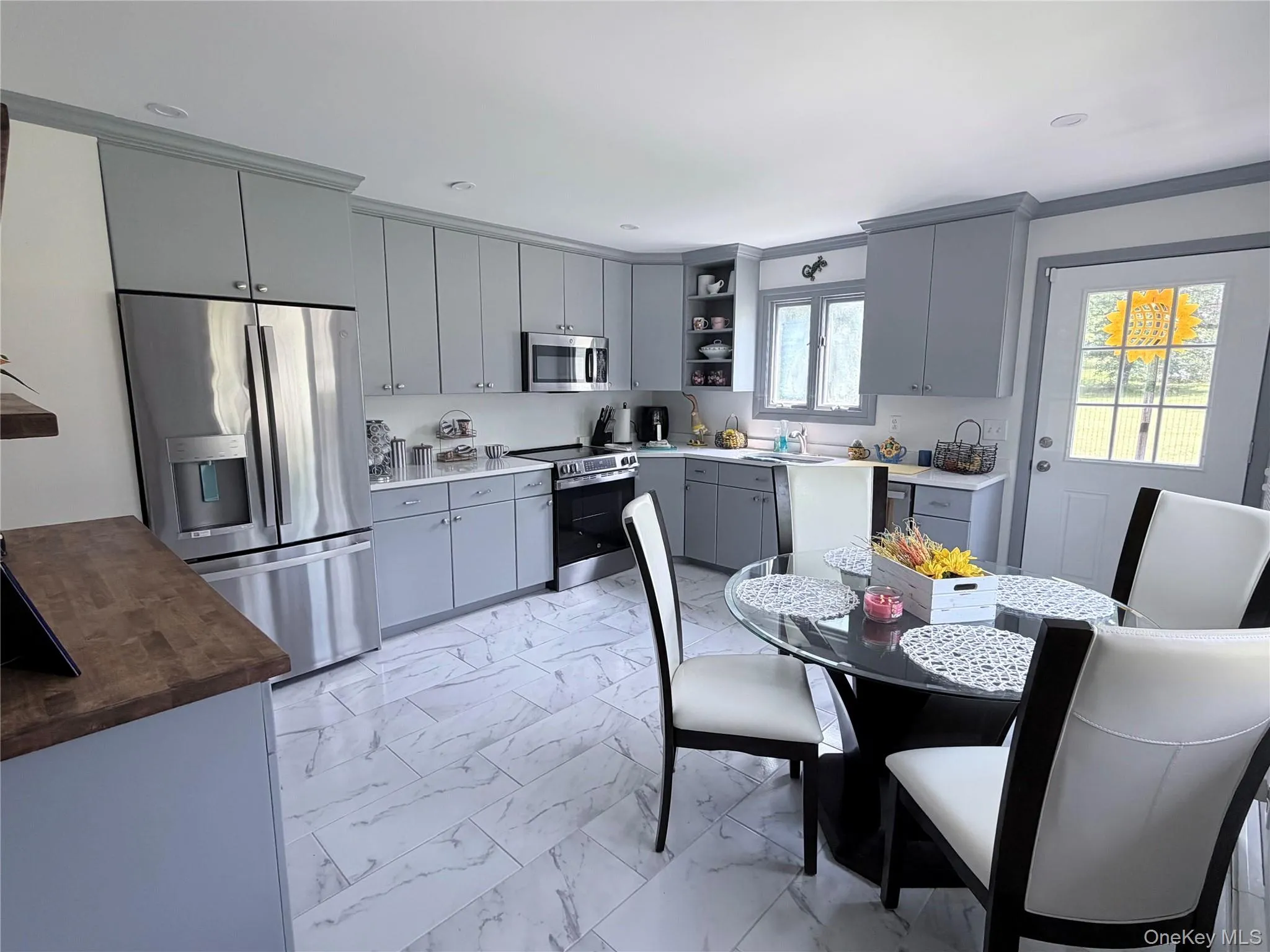 Eat in kitchen with Quartz counters Eat in kitchen with Quartz counters