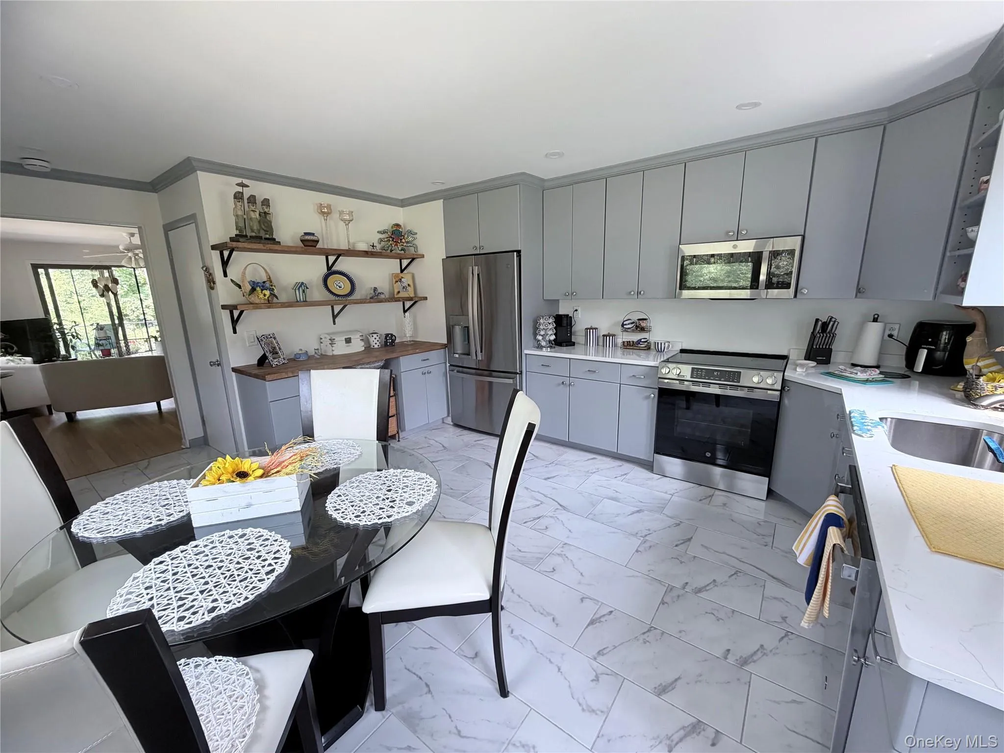 Eat in kitchen with Quartz counters. Eat in kitchen with Quartz counters.