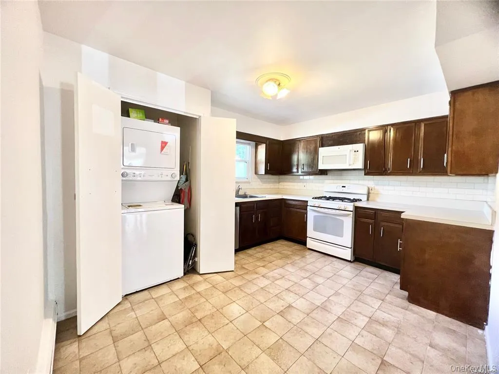 4 Ashwood Road, North Hempstead, NY, 2 Bedrooms Bedrooms, 5 Rooms Rooms,2 BathroomsBathrooms,Residential Lease,For Rent,Ashwood,0,1032207 4 Ashwood Road, North Hempstead, NY, 2 Bedrooms Bedrooms, 5 Rooms Rooms,2 BathroomsBathrooms,Residential Lease,For Rent,Ashwood,0,1032207
