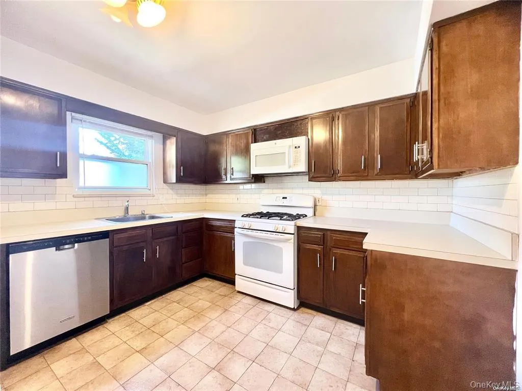4 Ashwood Road, North Hempstead, NY, 2 Bedrooms Bedrooms, 5 Rooms Rooms,2 BathroomsBathrooms,Residential Lease,For Rent,Ashwood,0,1032207 4 Ashwood Road, North Hempstead, NY, 2 Bedrooms Bedrooms, 5 Rooms Rooms,2 BathroomsBathrooms,Residential Lease,For Rent,Ashwood,0,1032207