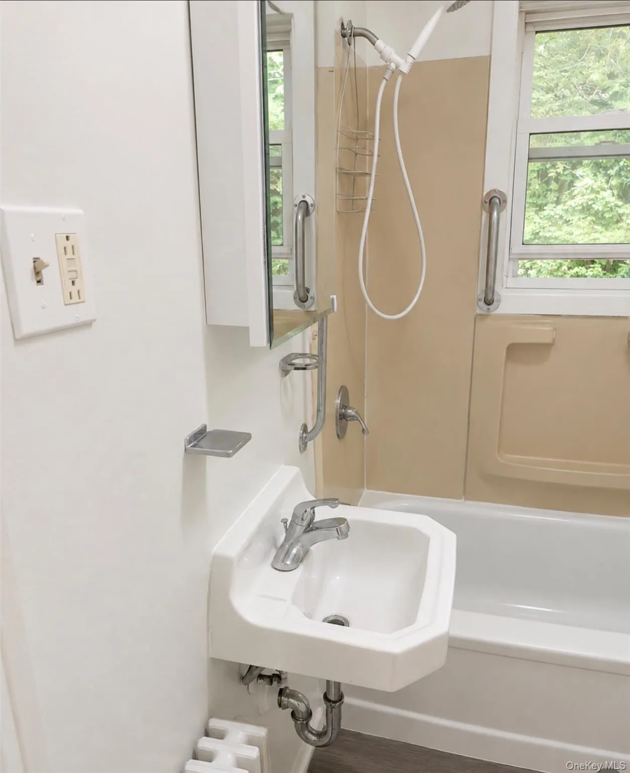 15 Kinch Lane, Thompson, NY, 3 Bedrooms Bedrooms, 6 Rooms Rooms,1 BathroomBathrooms,Residential Lease,For Rent,Kinch,0,1032213 15 Kinch Lane, Thompson, NY, 3 Bedrooms Bedrooms, 6 Rooms Rooms,1 BathroomBathrooms,Residential Lease,For Rent,Kinch,0,1032213