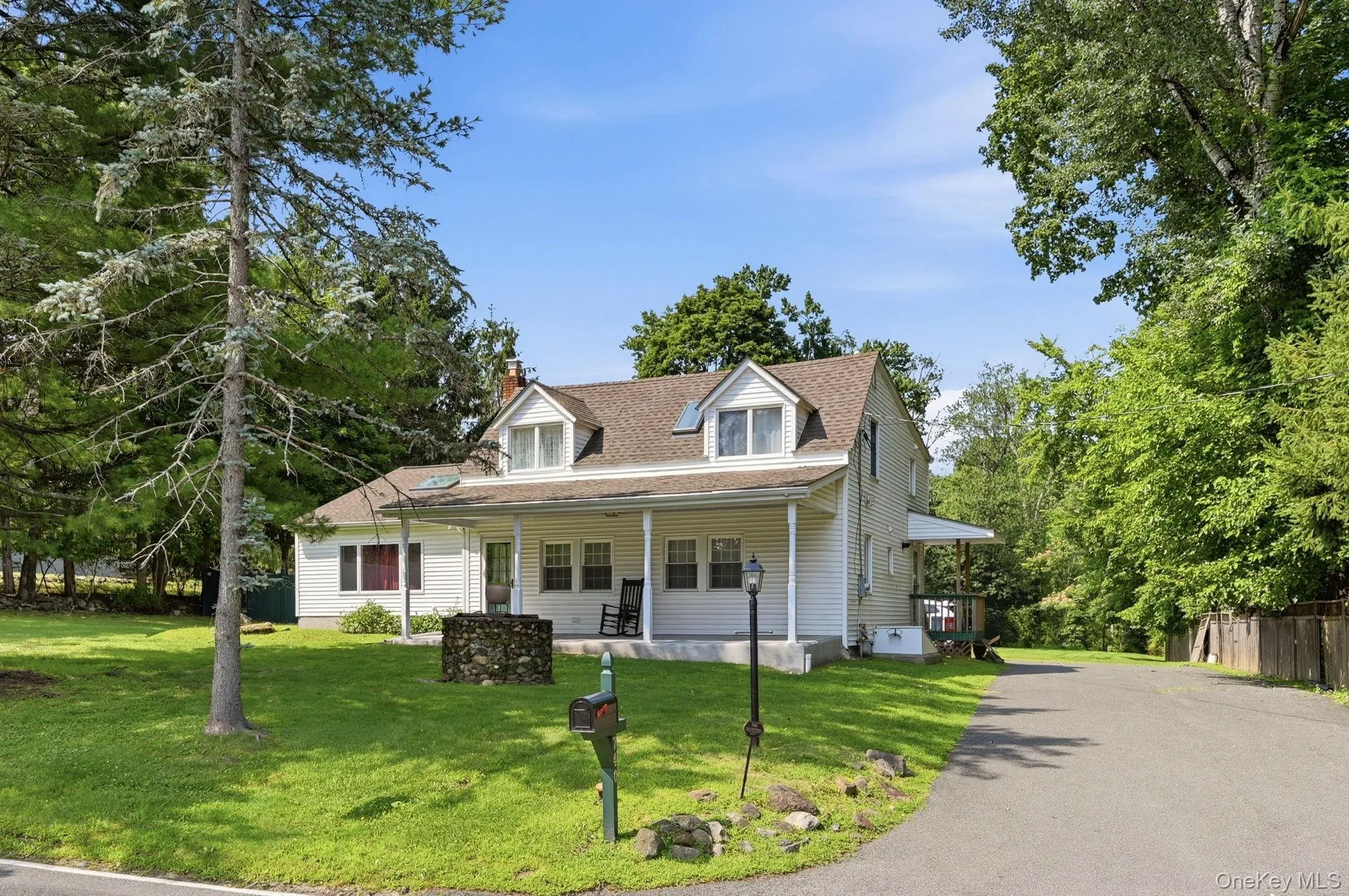 Front of home and Large Driveway that leads to plenty of parking in the back. Front of home and Large Driveway that leads to plenty of parking in the back.