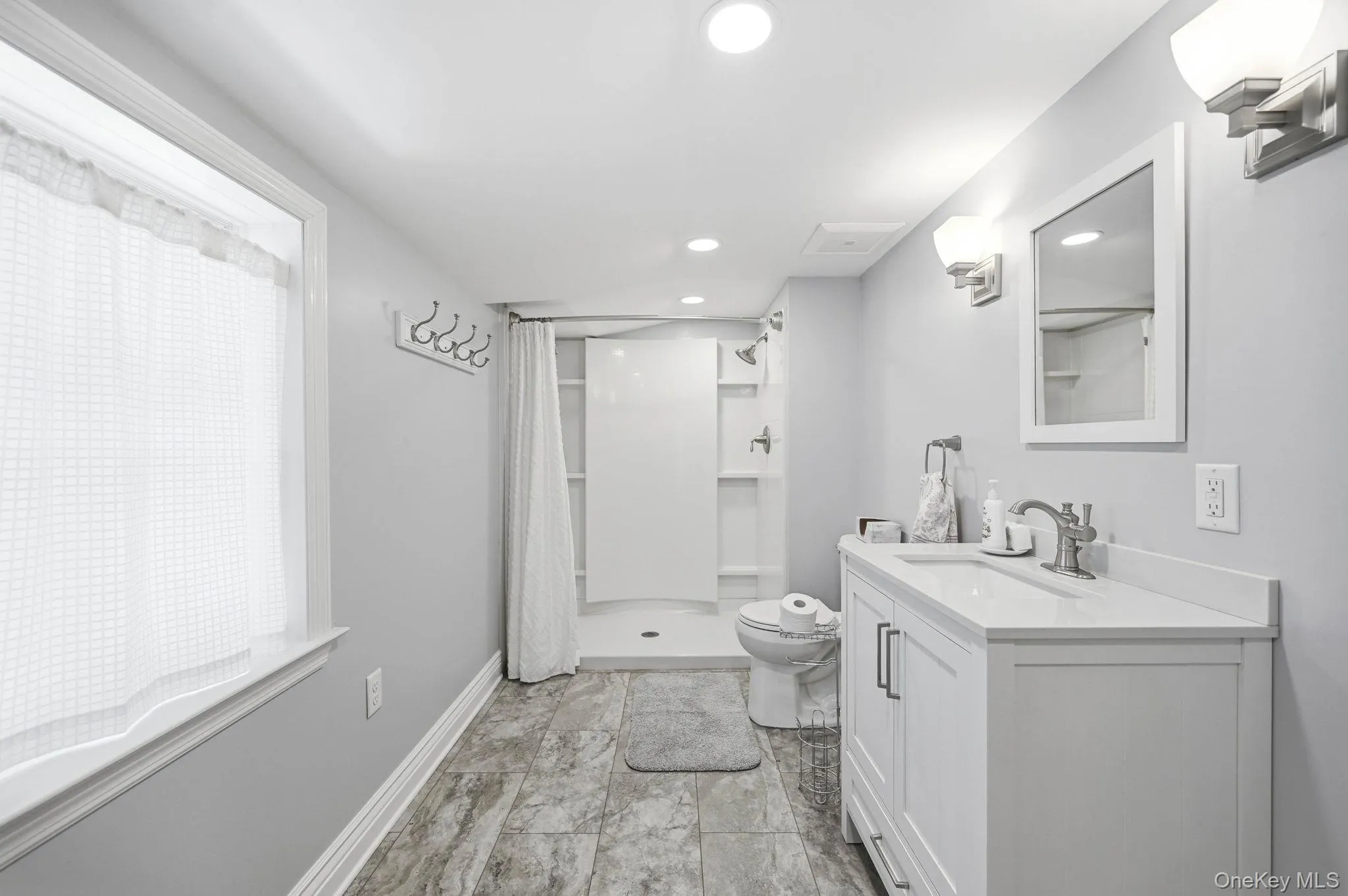 Second Floor-Large Bathroom. Second Floor-Large Bathroom.