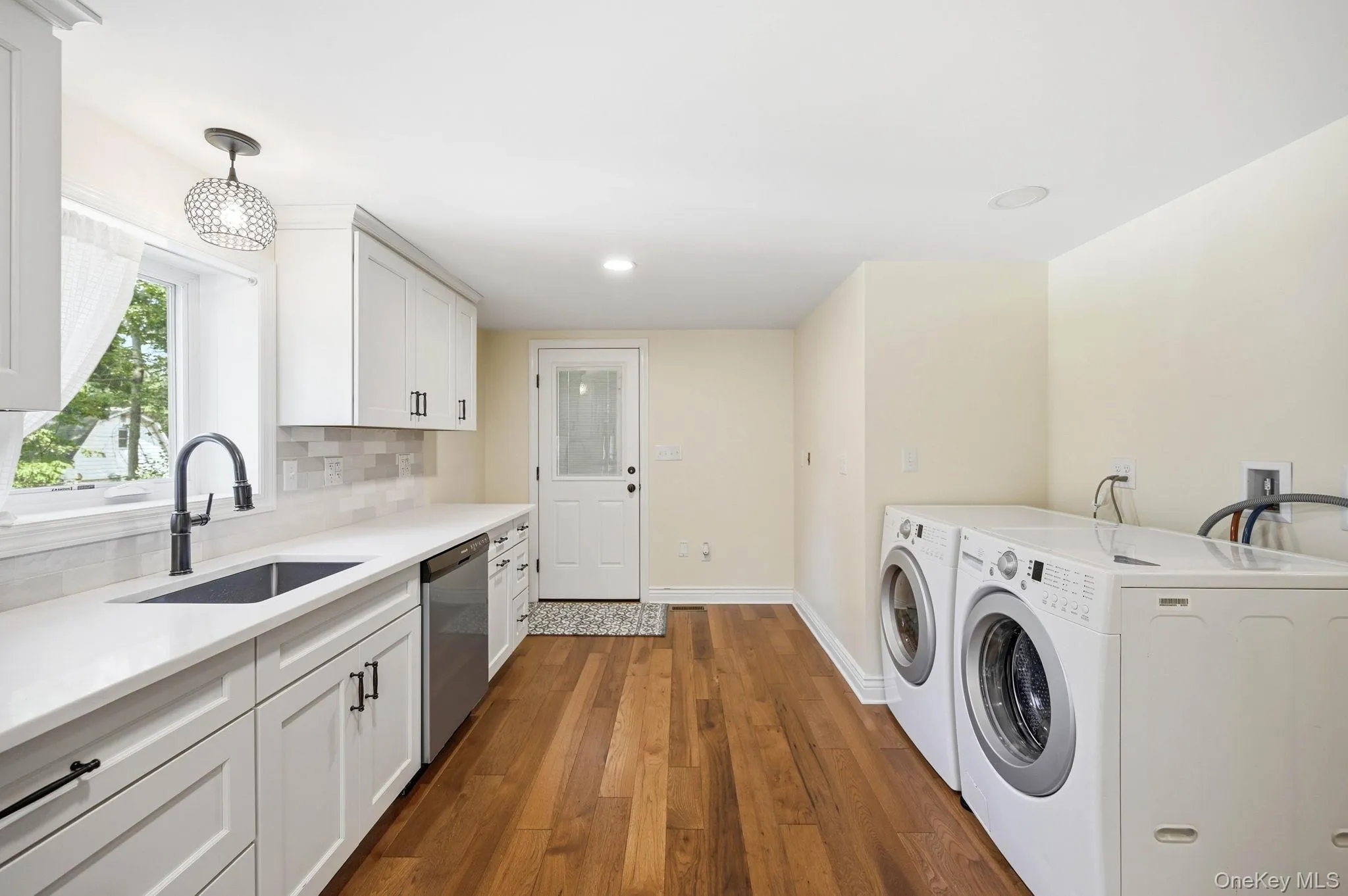 Beautifully designed kitchen with all the amenities you need.Door leads out to parking area. Beautifully designed kitchen with all the amenities you need.Door leads out to parking area.