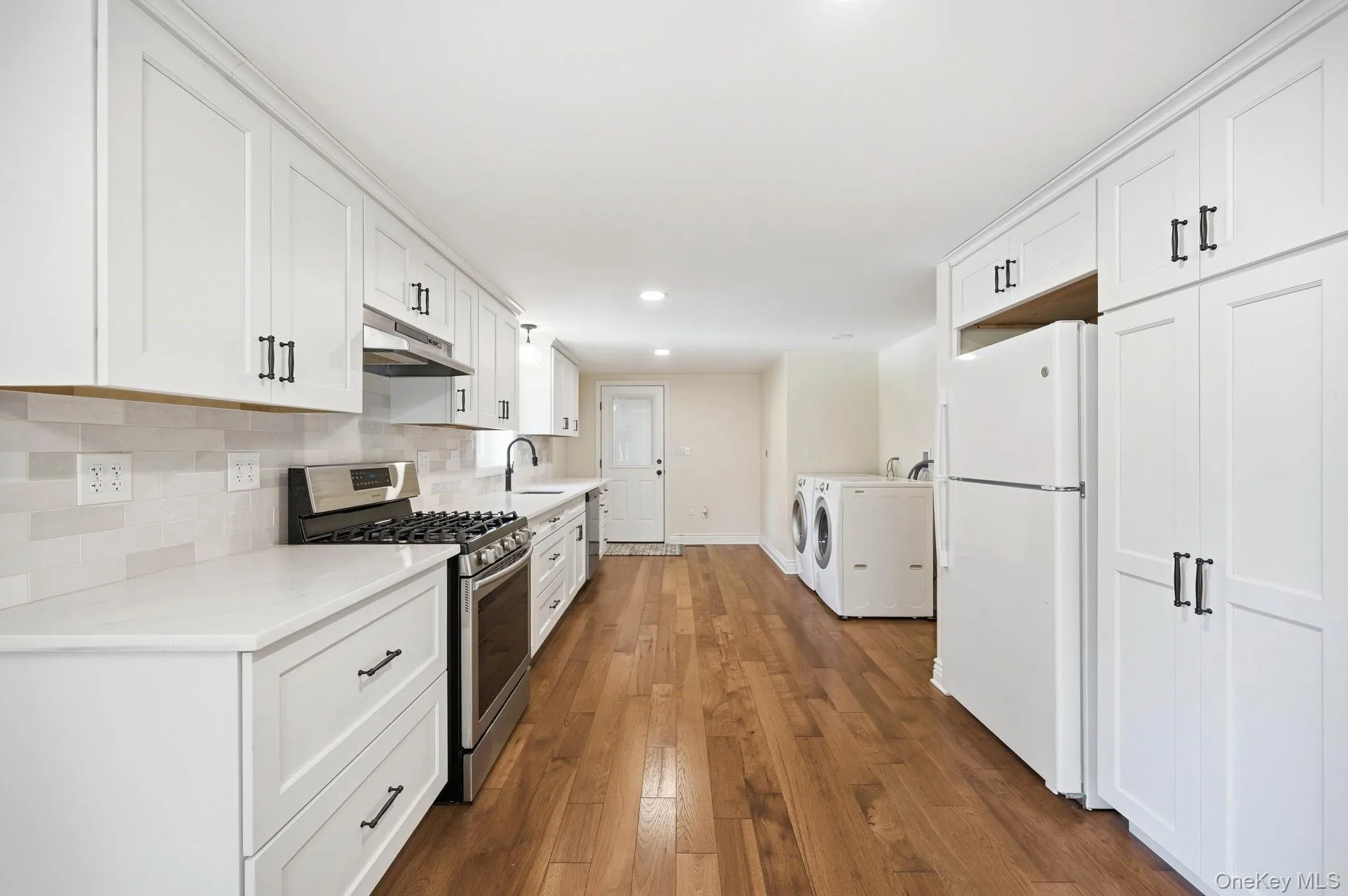 Cabinets have all the updated features such as slide out drawers. Cabinets have all the updated features such as slide out drawers.