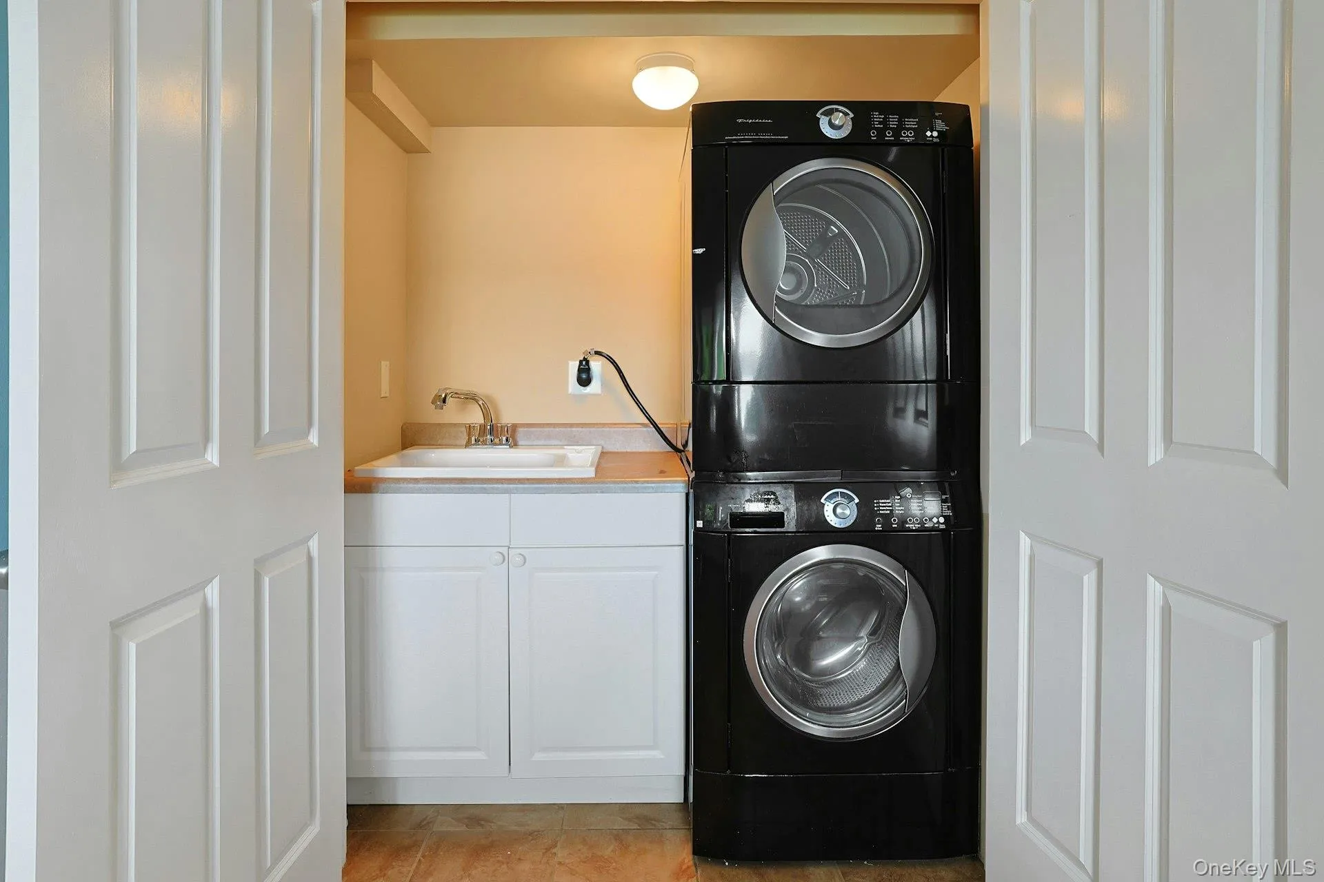 Conveniently located lower level laundry area with a washer and dryer, making management of the towels and bathing suits that much easier. Conveniently located lower level laundry area with a washer and dryer, making management of the towels and bathing suits that much easier.