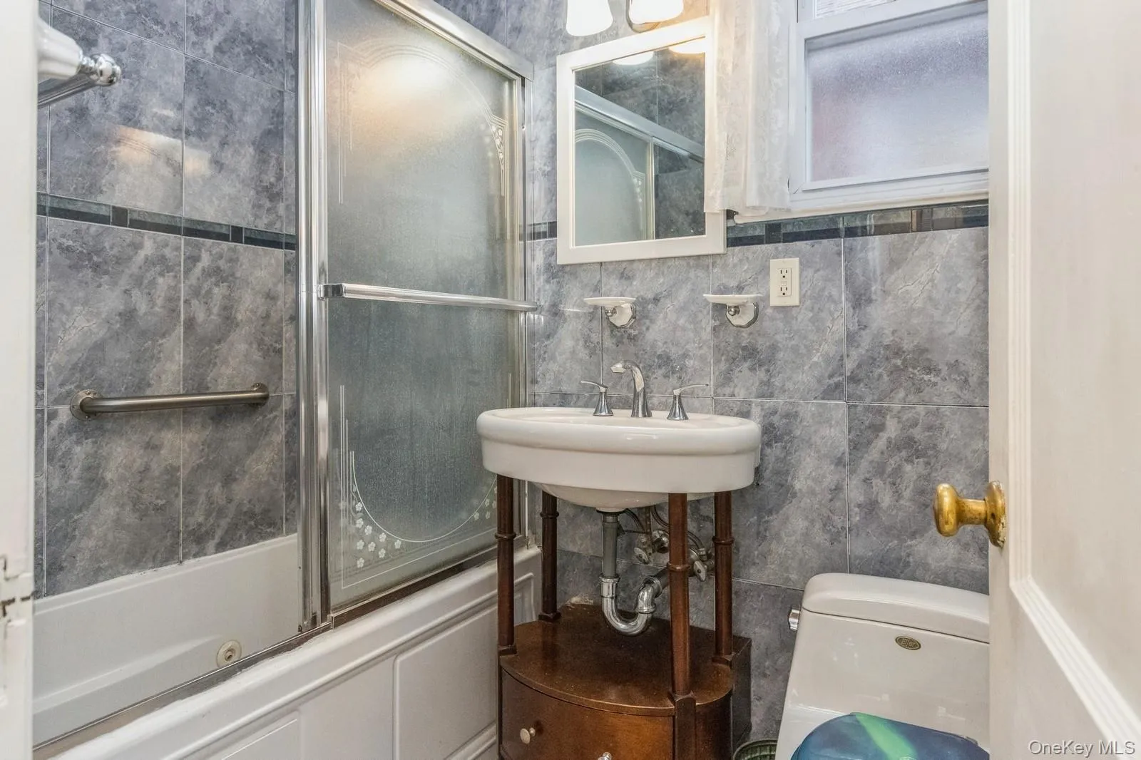 1st floor apartment Bathroom. 1st floor apartment Bathroom.