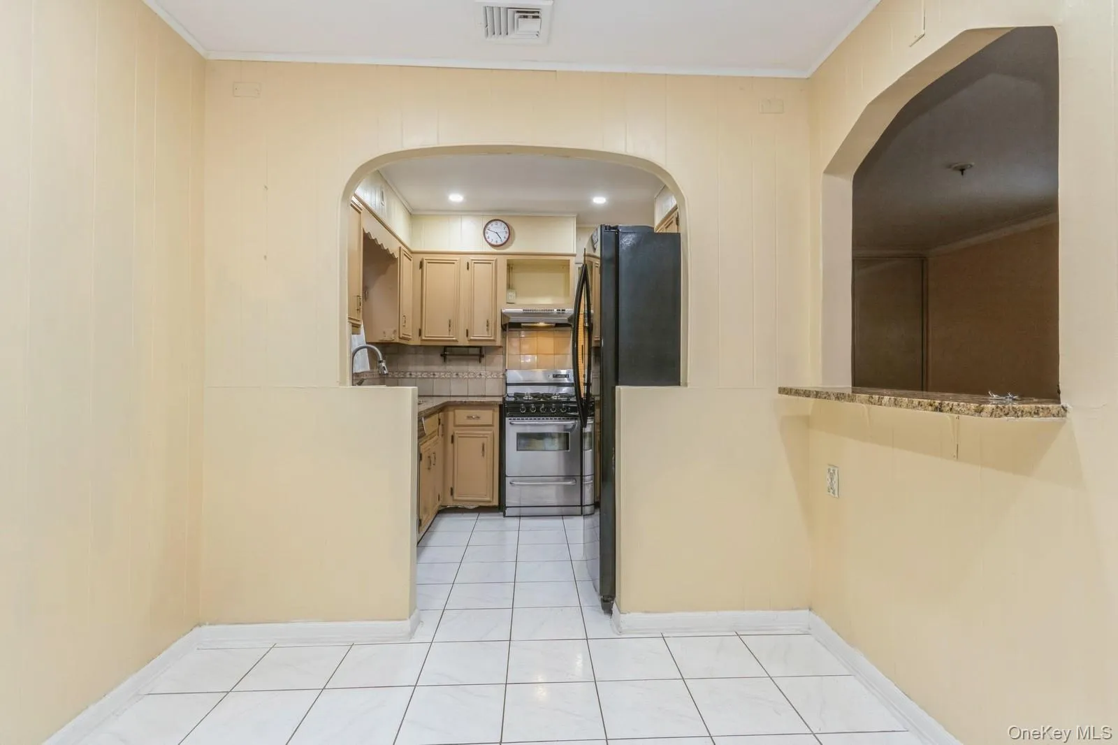 Dinning room with view of the kitchen. Dinning room with view of the kitchen.