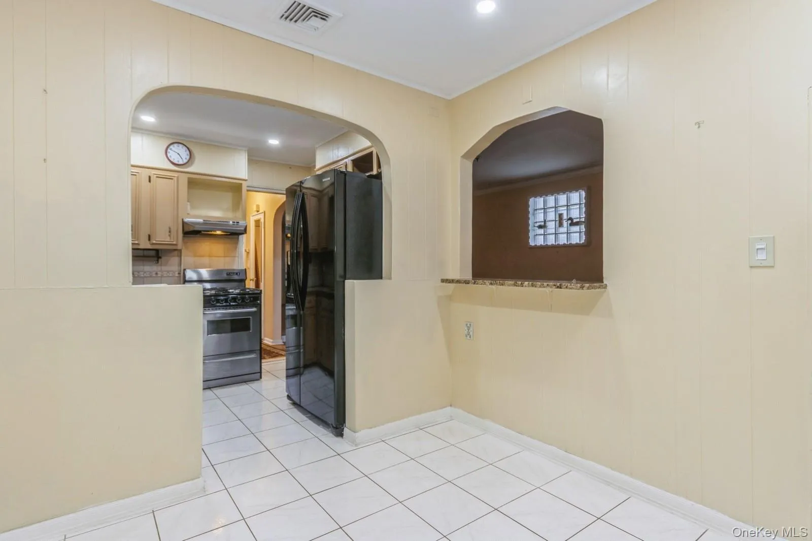 Dinning room with view of the kitchen. Dinning room with view of the kitchen.