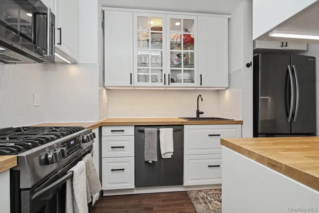 Stainless appliances in Kitchen Stainless appliances in Kitchen