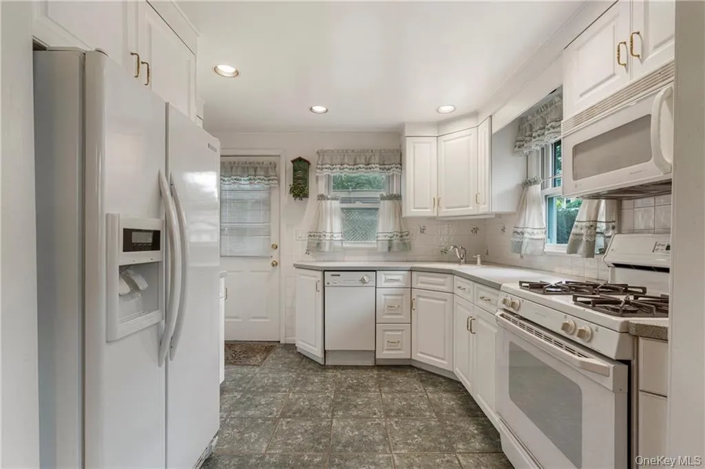 30 Lindbergh Lane, Clarkstown, NY, 2 Bedrooms Bedrooms, 6 Rooms Rooms,1 BathroomBathrooms,Residential,For Rent,Lindbergh,0,1032259 30 Lindbergh Lane, Clarkstown, NY, 2 Bedrooms Bedrooms, 6 Rooms Rooms,1 BathroomBathrooms,Residential,For Rent,Lindbergh,0,1032259