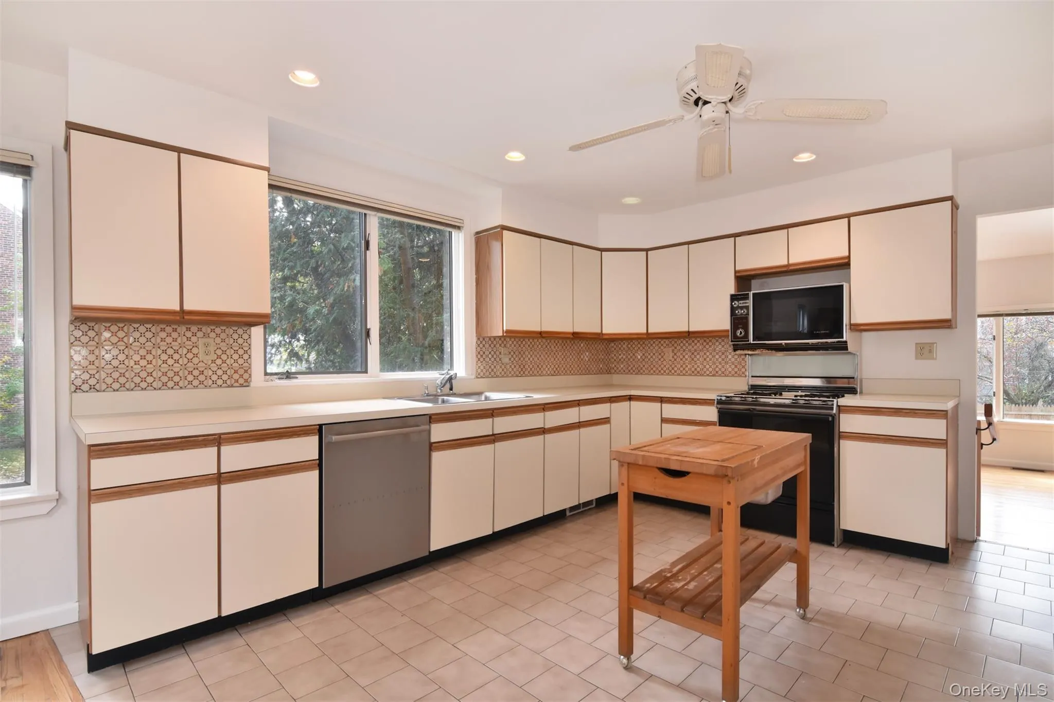 Large Kitchen centrally located between the Great Room and Living/Dining room Large Kitchen centrally located between the Great Room and Living/Dining room