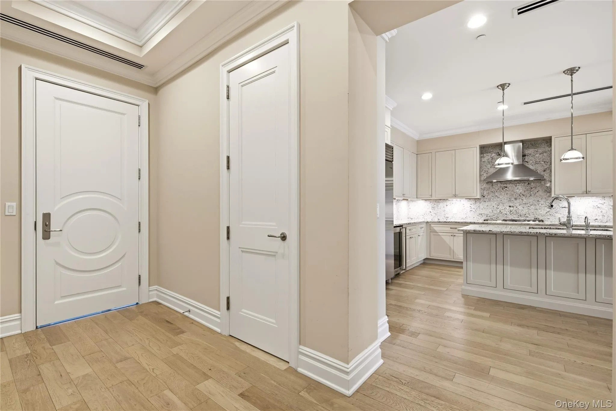 6000 Royal Court, North Hempstead, NY, 2 Bedrooms Bedrooms, 6 Rooms Rooms,2 BathroomsBathrooms,Residential,For Rent,Royal,0,1032300 6000 Royal Court, North Hempstead, NY, 2 Bedrooms Bedrooms, 6 Rooms Rooms,2 BathroomsBathrooms,Residential,For Rent,Royal,0,1032300