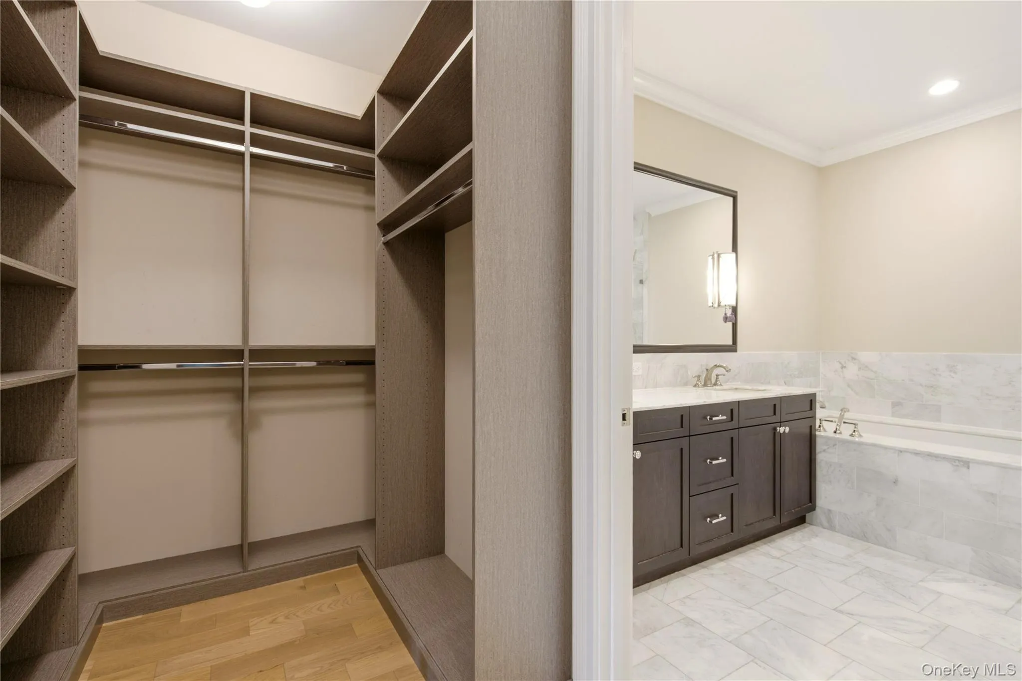 6000 Royal Court, North Hempstead, NY, 2 Bedrooms Bedrooms, 6 Rooms Rooms,2 BathroomsBathrooms,Residential,For Rent,Royal,0,1032300 6000 Royal Court, North Hempstead, NY, 2 Bedrooms Bedrooms, 6 Rooms Rooms,2 BathroomsBathrooms,Residential,For Rent,Royal,0,1032300