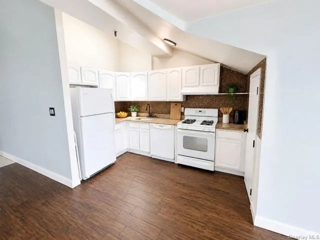 1432 Outlook Avenue, New York, NY, 2 Bedrooms Bedrooms, 5 Rooms Rooms,1 BathroomBathrooms,Residential,For Rent,Outlook,0,1032306 1432 Outlook Avenue, New York, NY, 2 Bedrooms Bedrooms, 5 Rooms Rooms,1 BathroomBathrooms,Residential,For Rent,Outlook,0,1032306