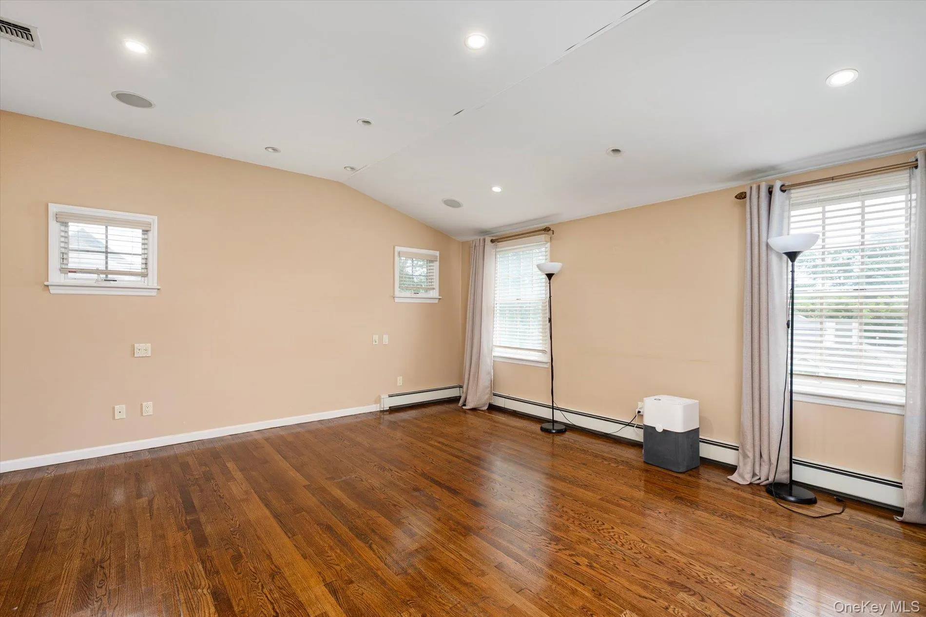 73 Revere Road, North Hempstead, NY, 3 Bedrooms Bedrooms, 7 Rooms Rooms,3 BathroomsBathrooms,Residential,For Rent,Revere,0,1032326 73 Revere Road, North Hempstead, NY, 3 Bedrooms Bedrooms, 7 Rooms Rooms,3 BathroomsBathrooms,Residential,For Rent,Revere,0,1032326