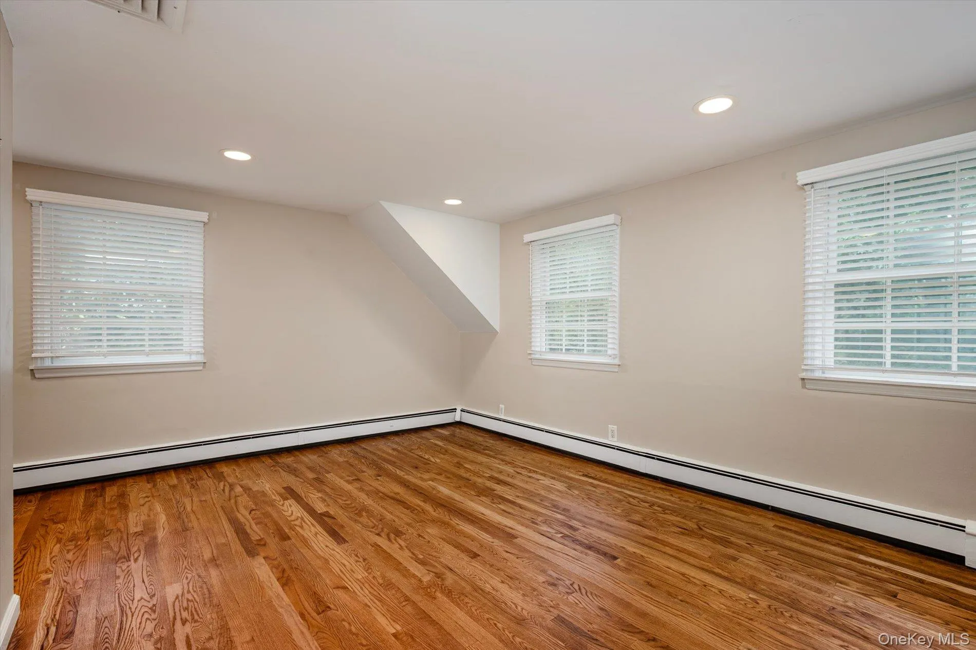 Gracious sized bedroom Gracious sized bedroom