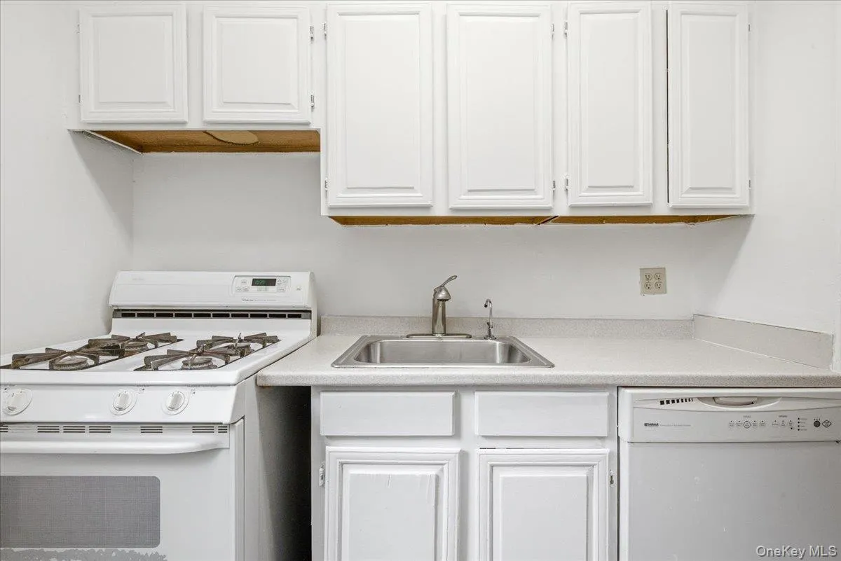 113-14 72nd Road, New York, NY, 1 Bedroom Bedrooms, 4 Rooms Rooms,1 BathroomBathrooms,Residential,For Rent,72nd,0,1032345 113-14 72nd Road, New York, NY, 1 Bedroom Bedrooms, 4 Rooms Rooms,1 BathroomBathrooms,Residential,For Rent,72nd,0,1032345