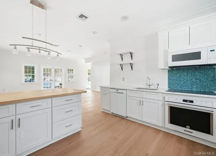 75 Centerport Road, Huntington, NY, 7 Bedrooms Bedrooms, 14 Rooms Rooms,5 BathroomsBathrooms,Residential,For Rent,Centerport,0,1032383 75 Centerport Road, Huntington, NY, 7 Bedrooms Bedrooms, 14 Rooms Rooms,5 BathroomsBathrooms,Residential,For Rent,Centerport,0,1032383