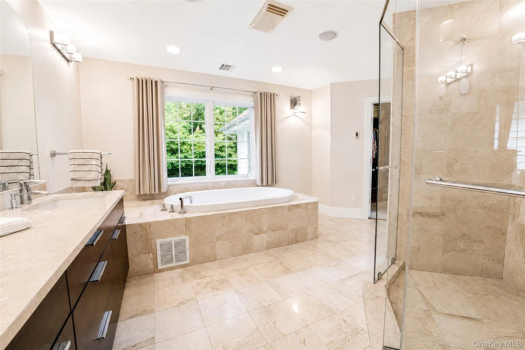 En-suite bath has a great layout for your everyday needs. En-suite bath has a great layout for your everyday needs.