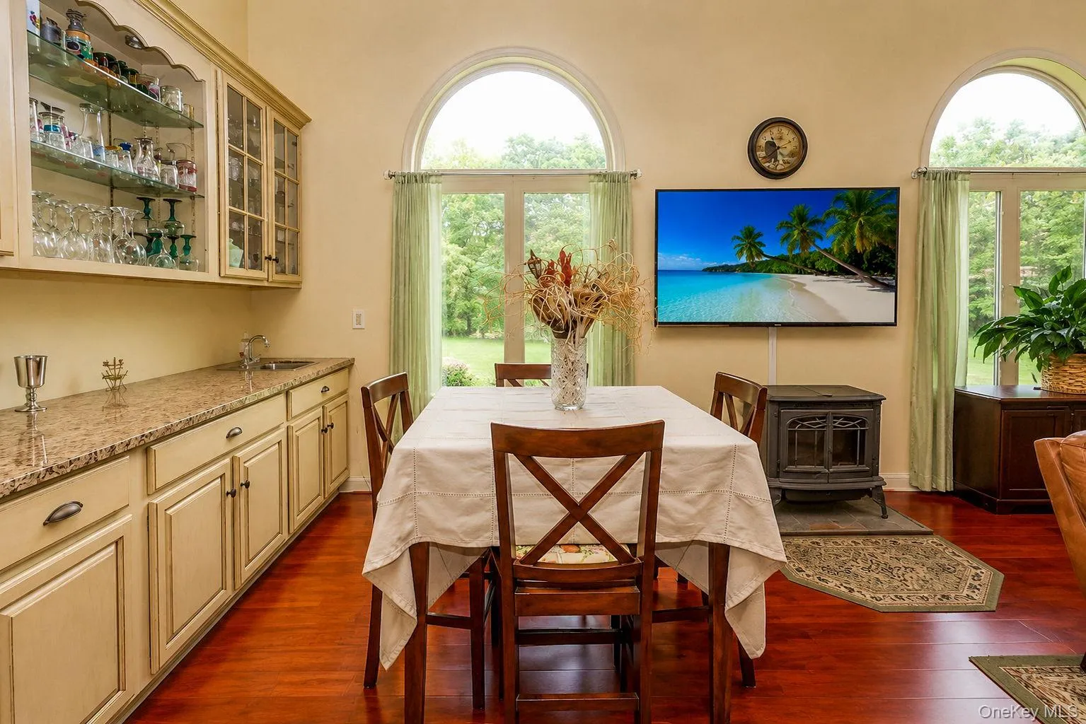 Wet bar & granite counters for entertaining Wet bar & granite counters for entertaining