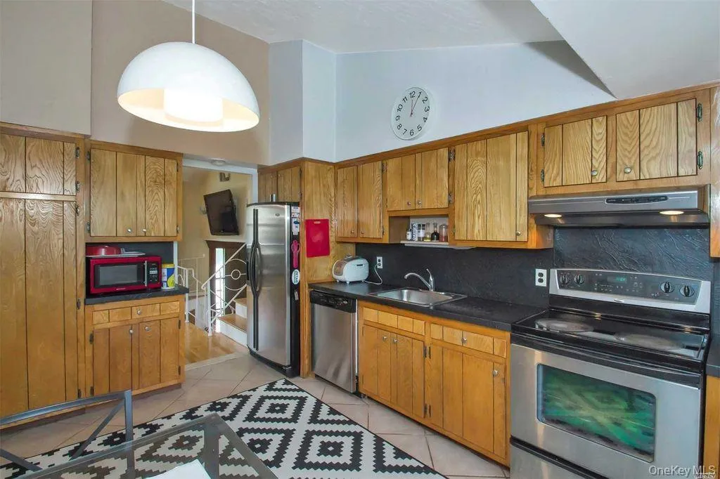 Eat-in-kitchen with Stainless Steel Appliances Eat-in-kitchen with Stainless Steel Appliances