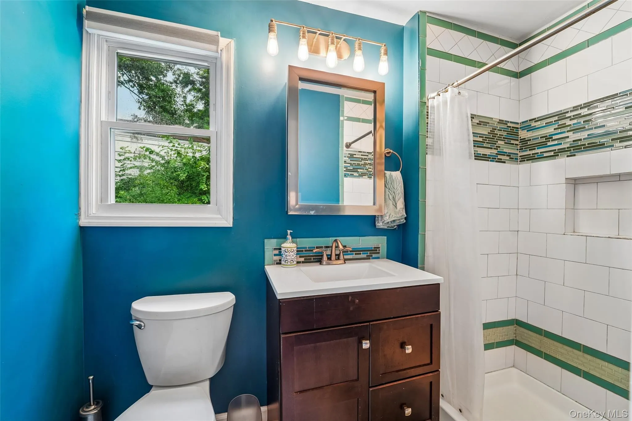 2nd bathroom. 2nd bathroom.