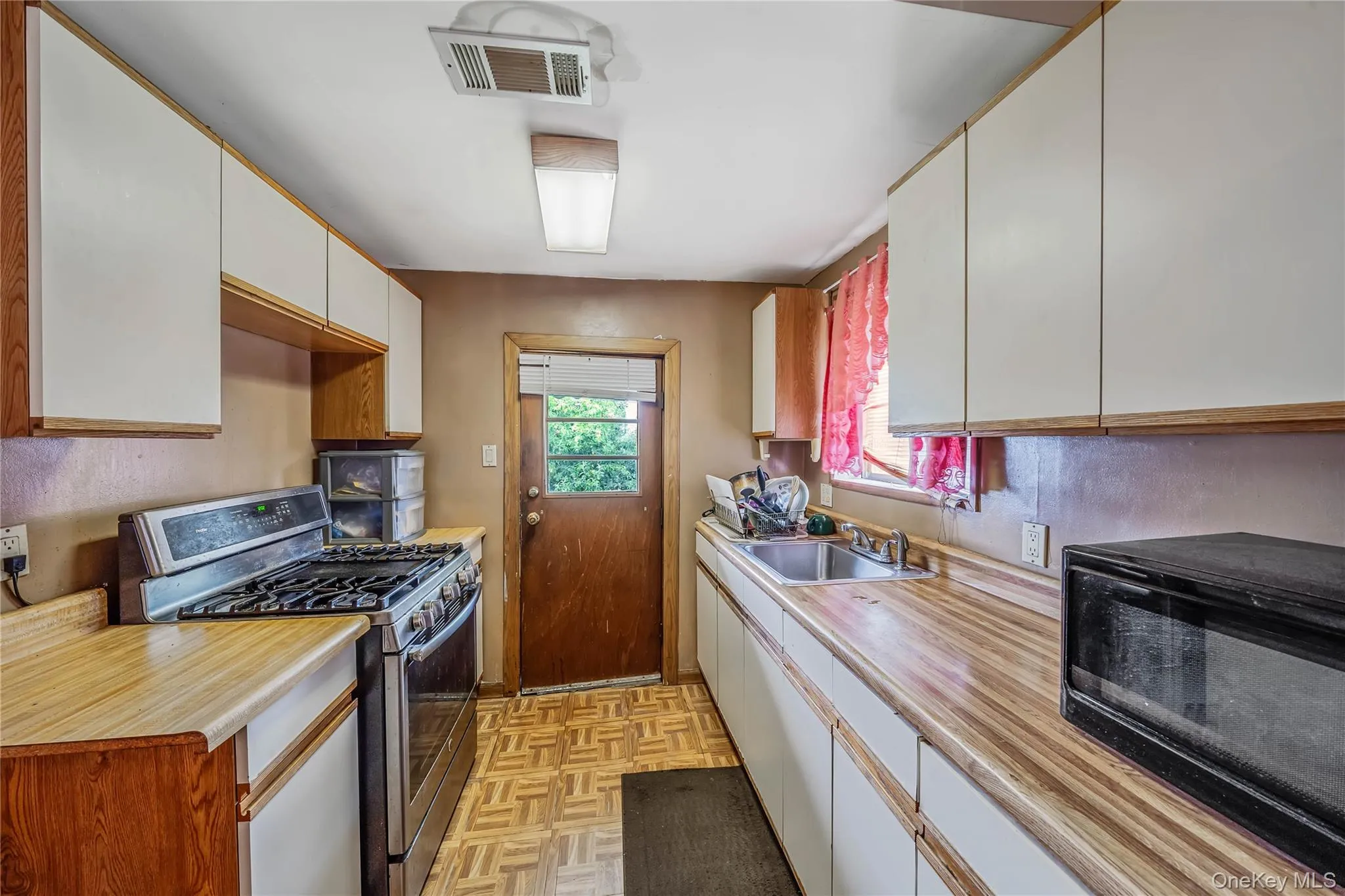1360 News Avenue, Hempstead, NY, 3 Bedrooms Bedrooms, 5 Rooms Rooms,1 BathroomBathrooms,Residential,For Rent,News,0,1032462 1360 News Avenue, Hempstead, NY, 3 Bedrooms Bedrooms, 5 Rooms Rooms,1 BathroomBathrooms,Residential,For Rent,News,0,1032462