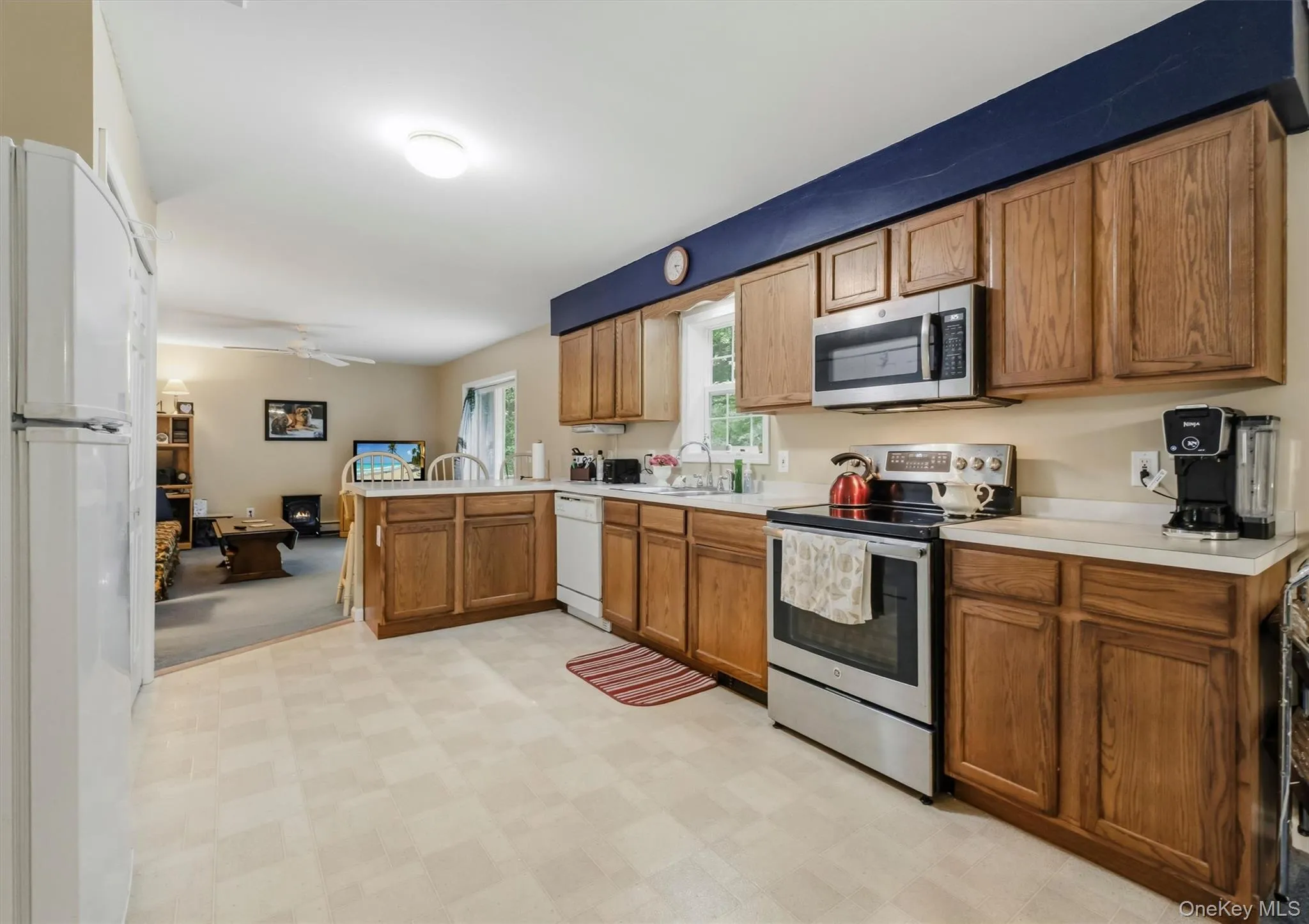 The breakfast bar works well for fast meals or buffet style entertaining. The breakfast bar works well for fast meals or buffet style entertaining.