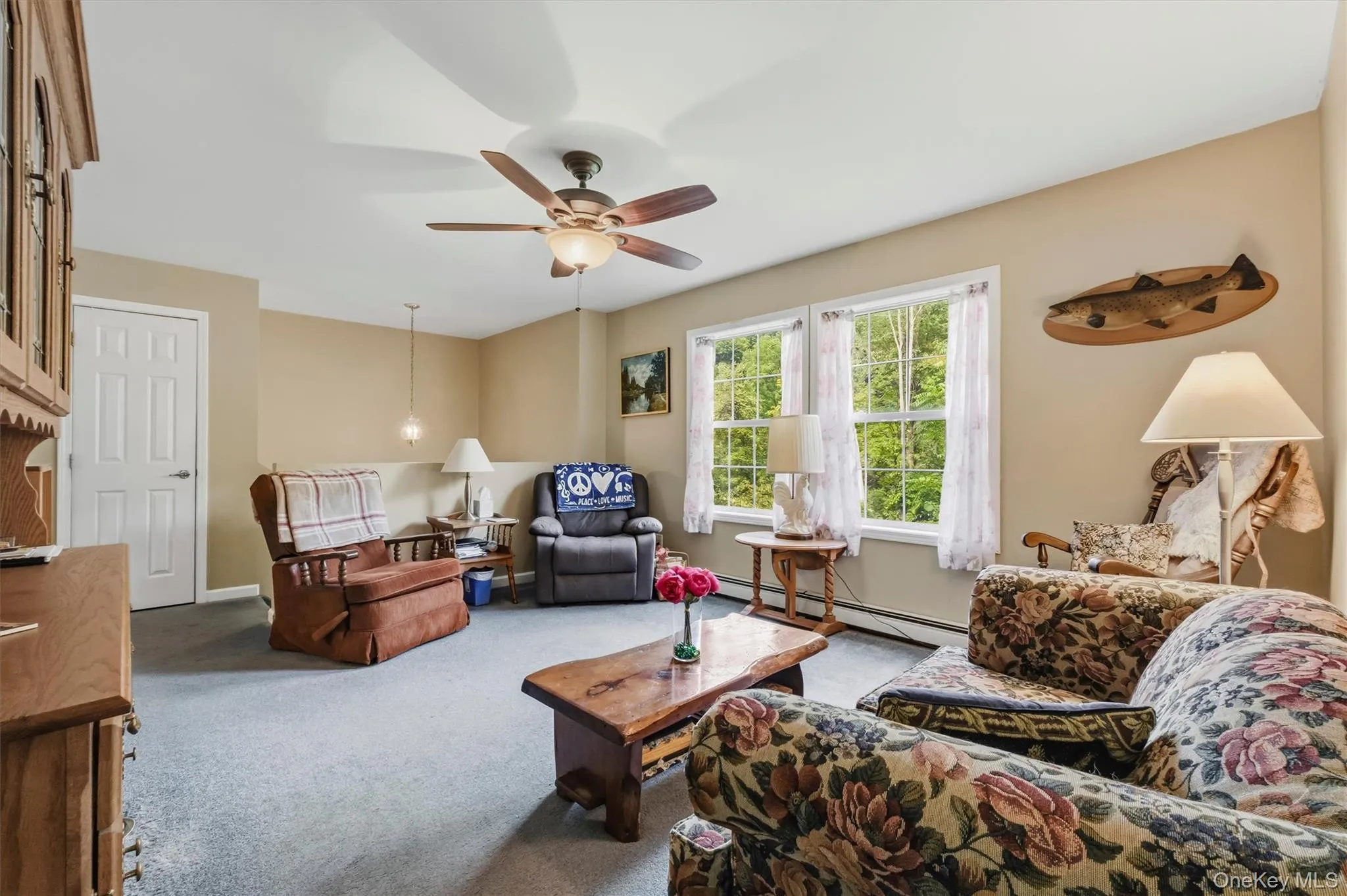 Just a few steps upstairs brings you to the bright living room Just a few steps upstairs brings you to the bright living room