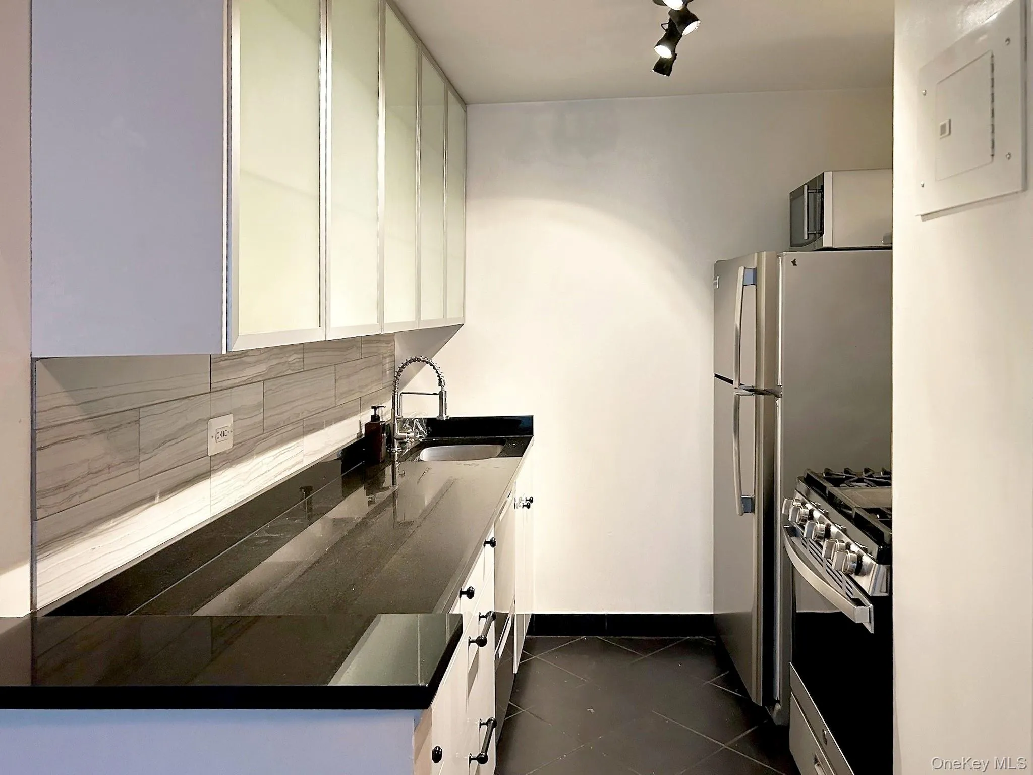 Top and bottom kitchen cabinets Top and bottom kitchen cabinets