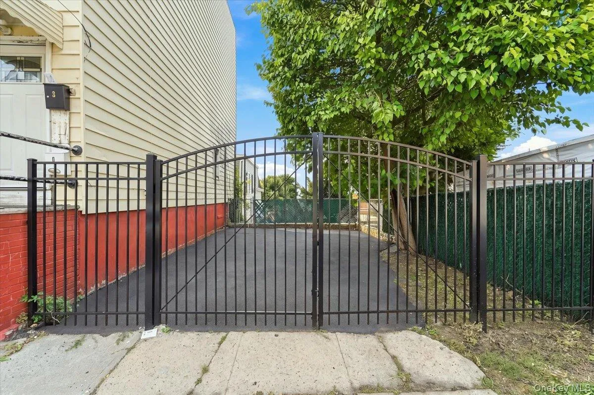 Driveway on 35 William St - Additional lot, part of the sale Driveway on 35 William St - Additional lot, part of the sale