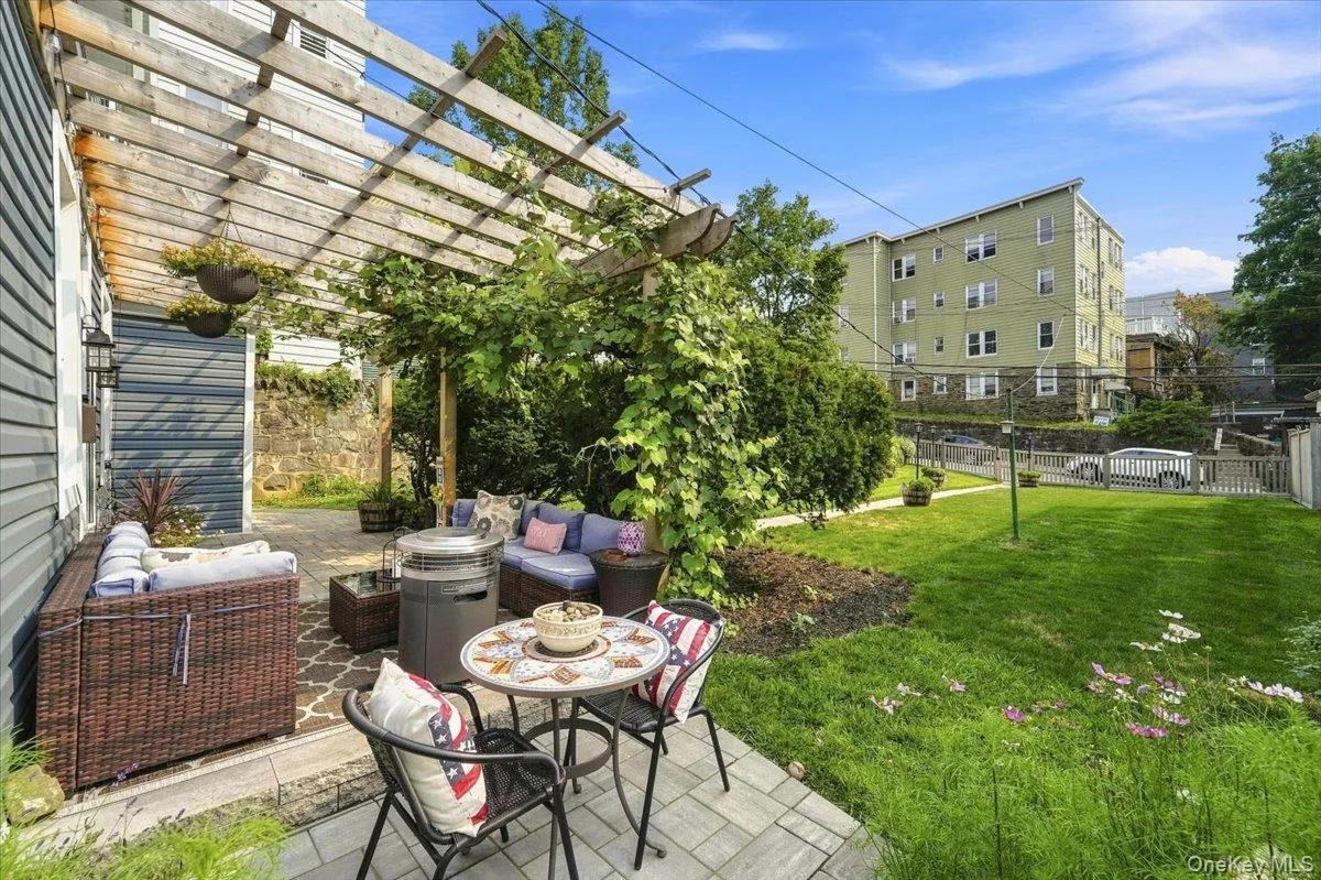 143 Oliver Avenue, Yonkers, NY, 3 Bedrooms Bedrooms, 4 Rooms Rooms,2 BathroomsBathrooms,Residential,For Rent,Oliver,0,1032488 143 Oliver Avenue, Yonkers, NY, 3 Bedrooms Bedrooms, 4 Rooms Rooms,2 BathroomsBathrooms,Residential,For Rent,Oliver,0,1032488