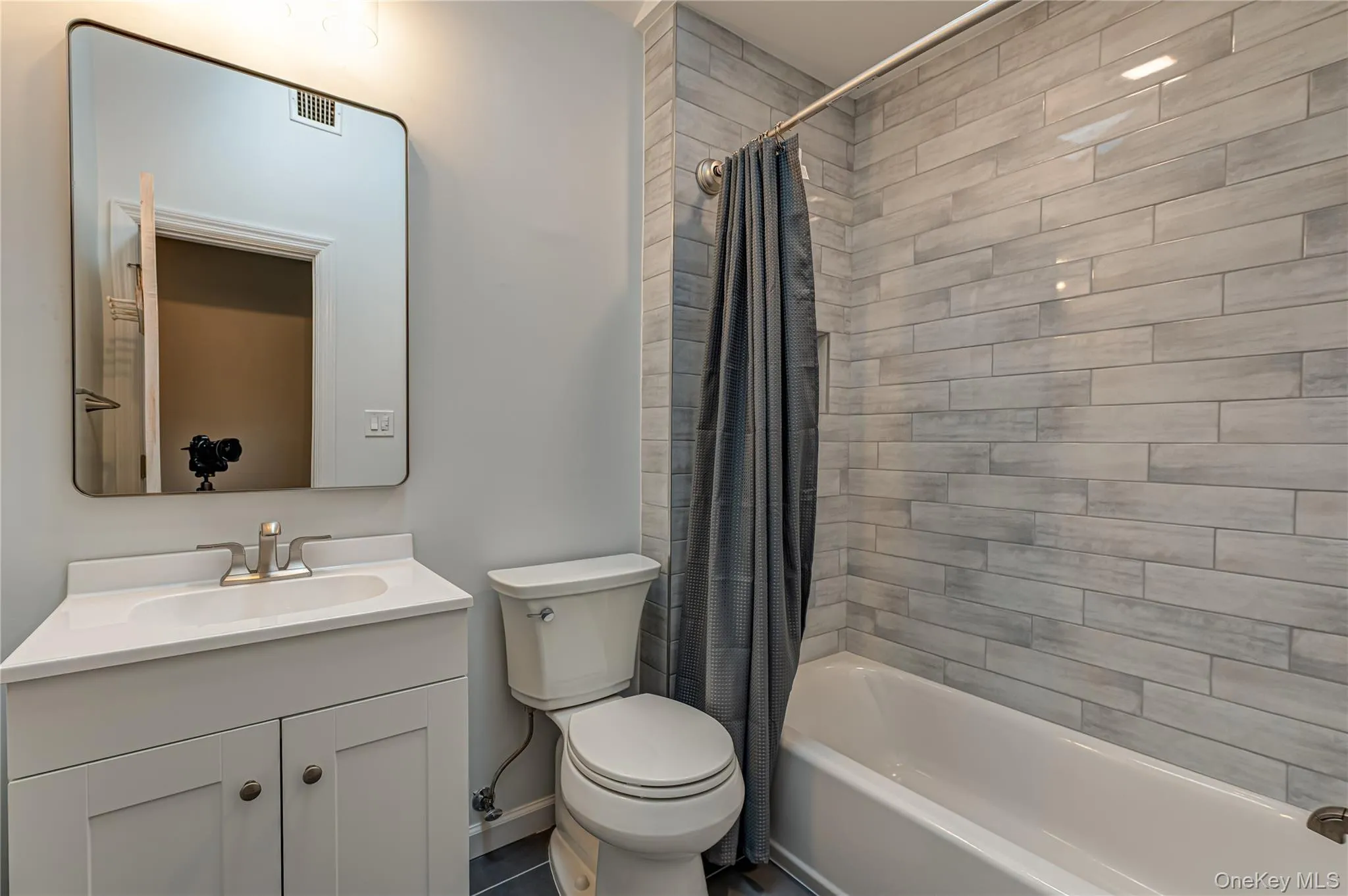 Upstairs Second Bathroom Upstairs Second Bathroom