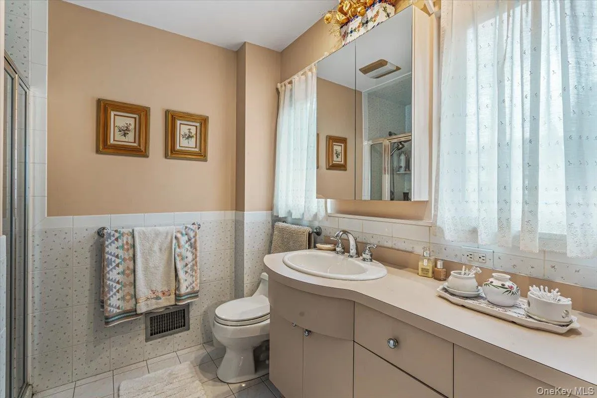 3850 Hillcrest Avenue, New York, NY, 5 Bedrooms Bedrooms, 11 Rooms Rooms,3 BathroomsBathrooms,Residential,For Rent,Hillcrest,0,1032539 3850 Hillcrest Avenue, New York, NY, 5 Bedrooms Bedrooms, 11 Rooms Rooms,3 BathroomsBathrooms,Residential,For Rent,Hillcrest,0,1032539