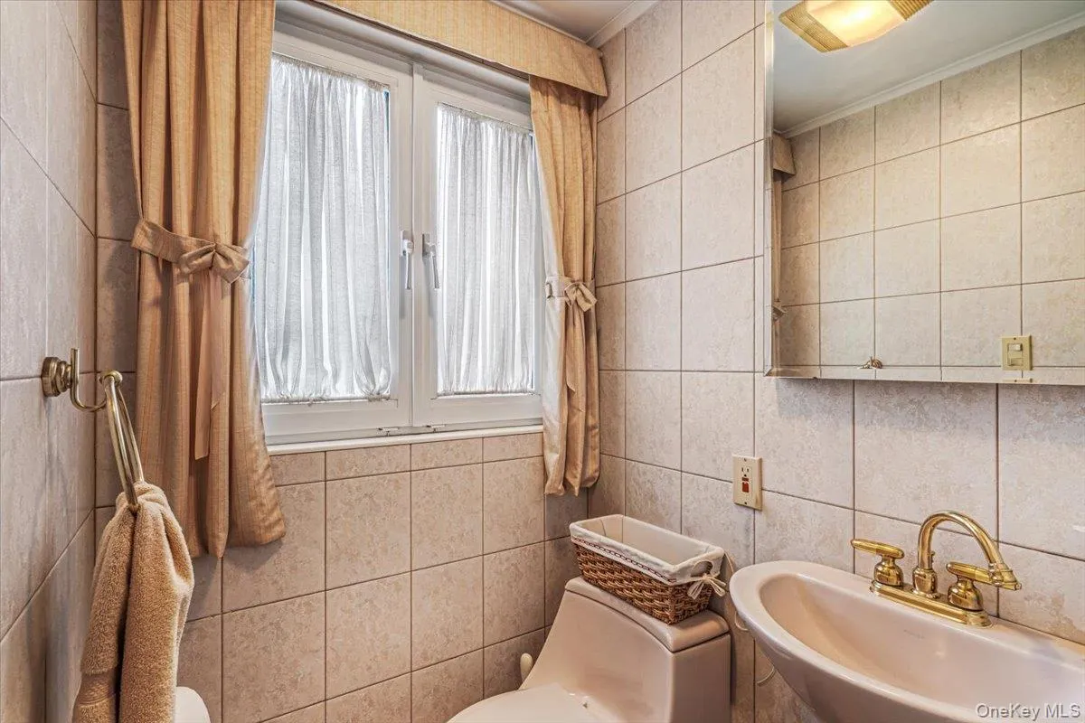 3850 Hillcrest Avenue, New York, NY, 5 Bedrooms Bedrooms, 11 Rooms Rooms,3 BathroomsBathrooms,Residential,For Rent,Hillcrest,0,1032539 3850 Hillcrest Avenue, New York, NY, 5 Bedrooms Bedrooms, 11 Rooms Rooms,3 BathroomsBathrooms,Residential,For Rent,Hillcrest,0,1032539