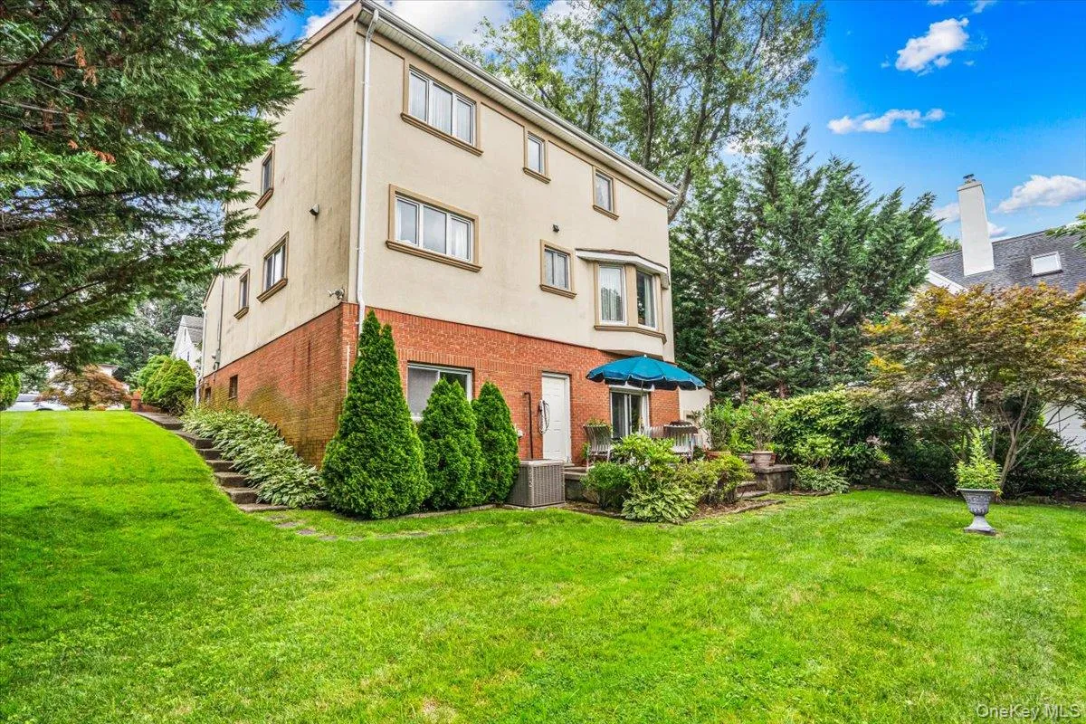 3850 Hillcrest Avenue, New York, NY, 5 Bedrooms Bedrooms, 11 Rooms Rooms,3 BathroomsBathrooms,Residential,For Rent,Hillcrest,0,1032539 3850 Hillcrest Avenue, New York, NY, 5 Bedrooms Bedrooms, 11 Rooms Rooms,3 BathroomsBathrooms,Residential,For Rent,Hillcrest,0,1032539