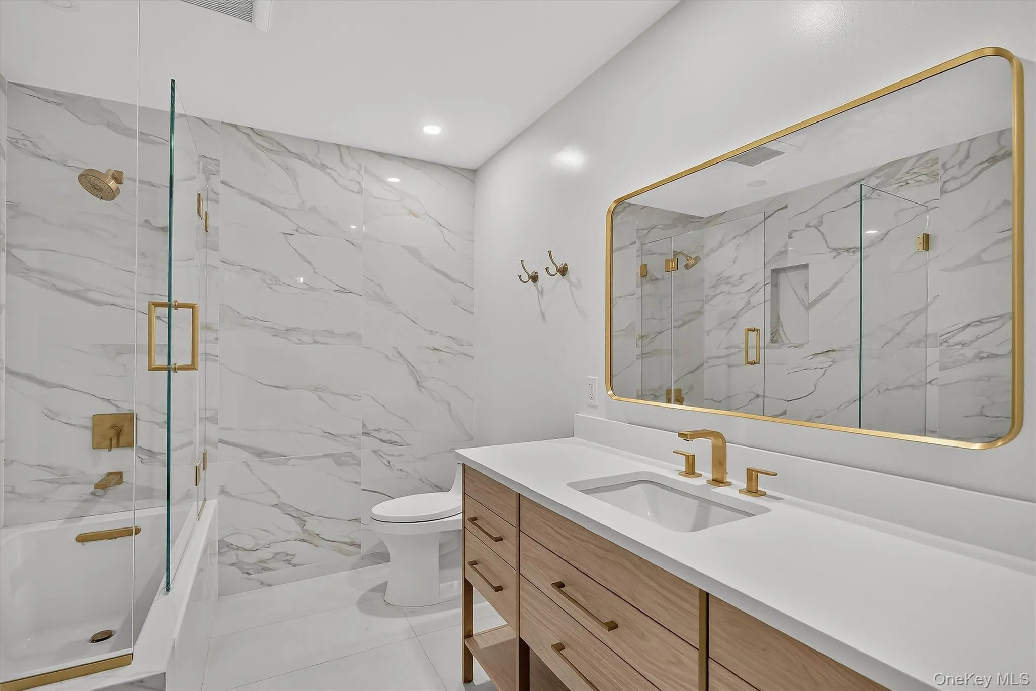 Full shared bathroom Full shared bathroom