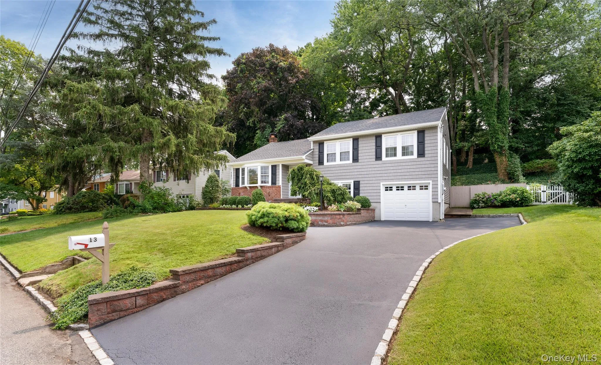 Oversized cobblestone lined driveway Oversized cobblestone lined driveway