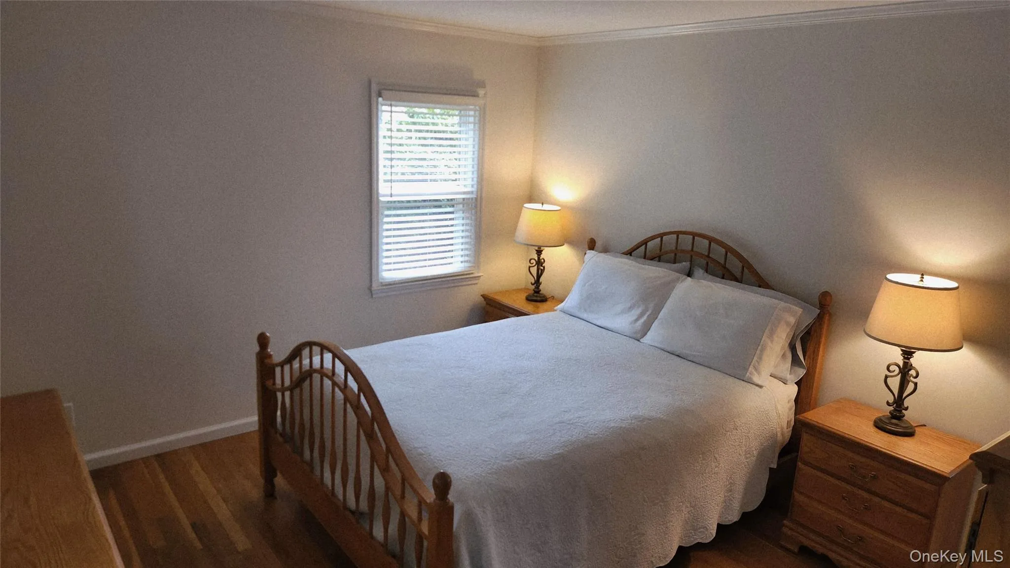 Windows on 2 sides, walk-in closet Windows on 2 sides, walk-in closet