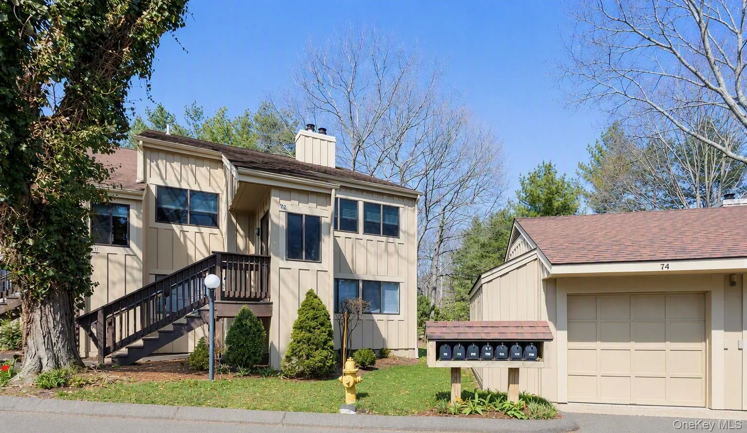 Front of structure, mailboxes and garage for this unit. Front of structure, mailboxes and garage for this unit.