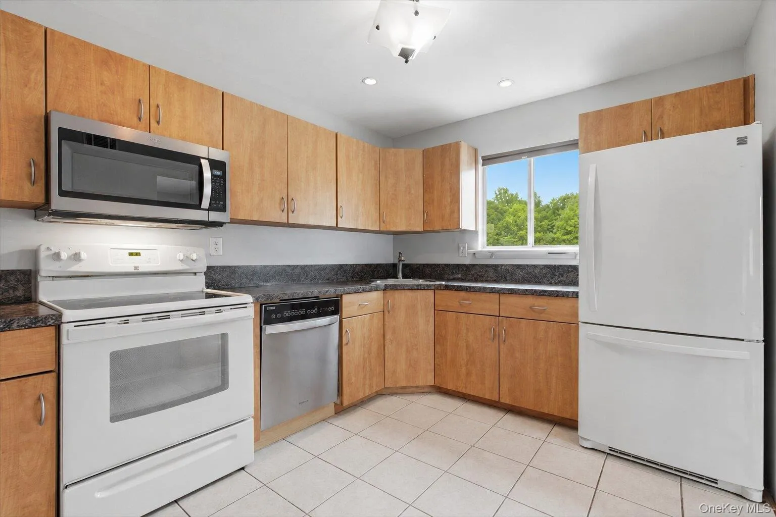 Kitchen w. Plenty of Cabinets and Counter Space Kitchen w. Plenty of Cabinets and Counter Space