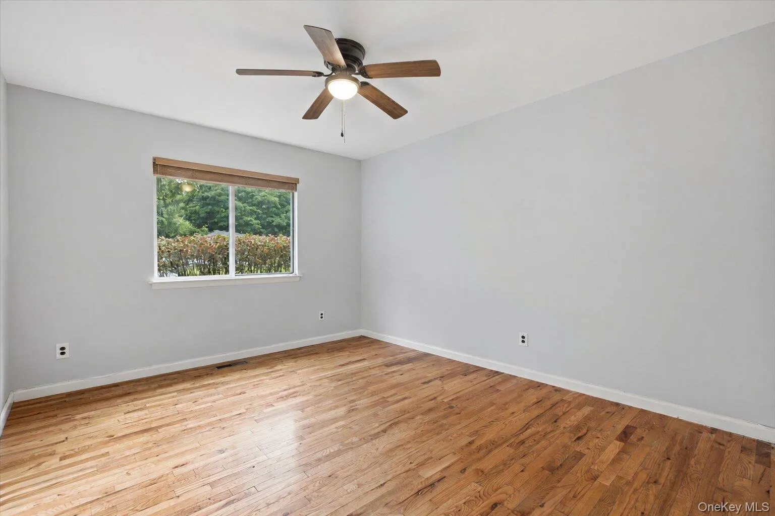 Bedroom 2 w. Plenty of Natural Light Bedroom 2 w. Plenty of Natural Light
