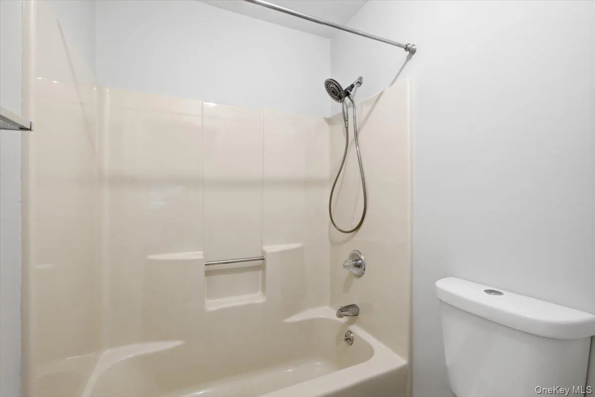 Primary Bath w. Tub/Shower Combination Primary Bath w. Tub/Shower Combination